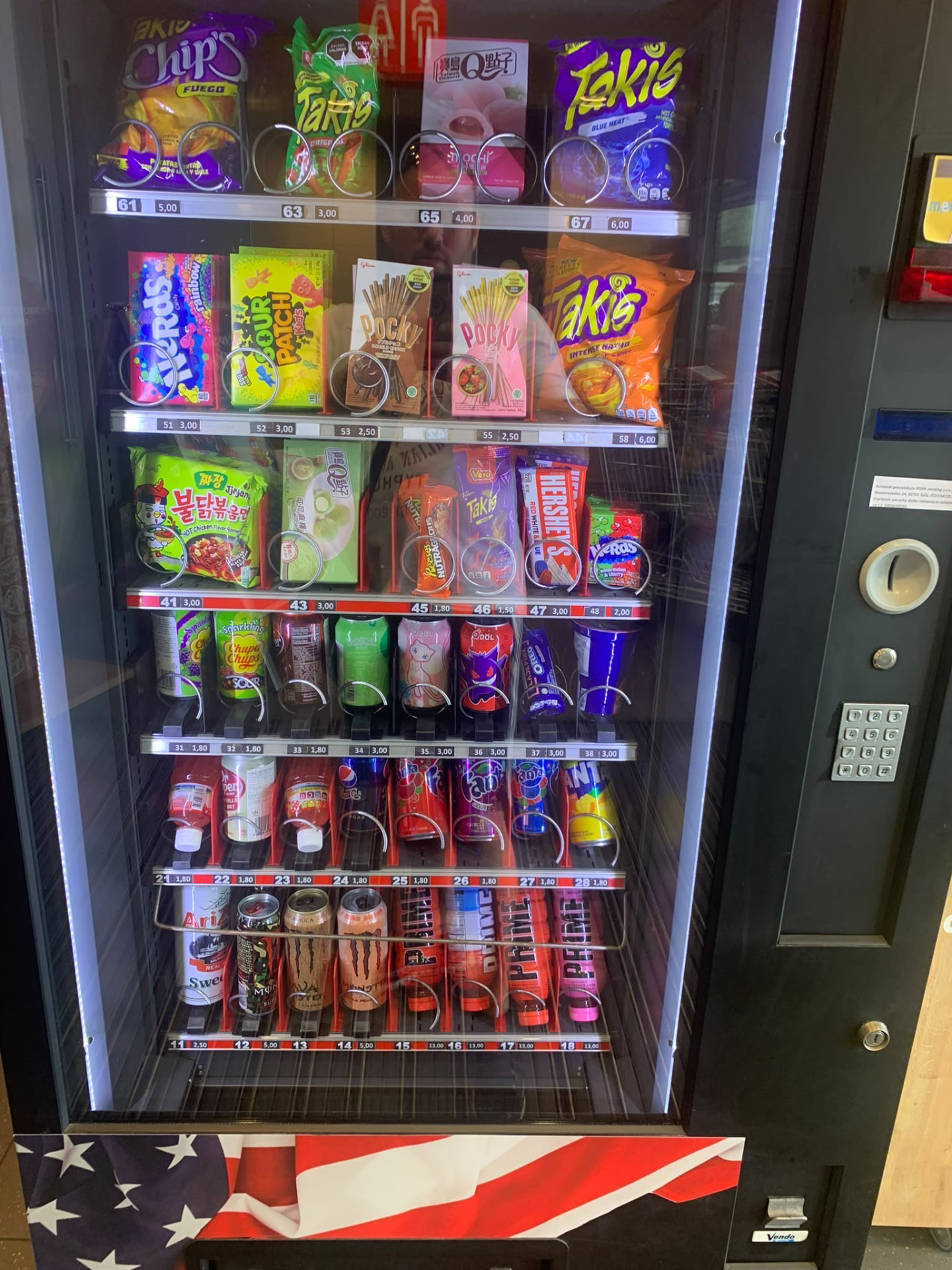 Farebný snack a nápojový automat s American štýlom